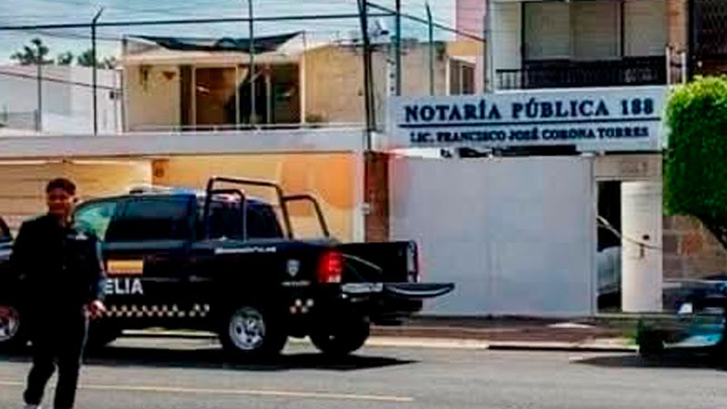 Hallan sin vida a un hombre dentro de notaría pública en Morelia, Michoacán; presuntamente era un ladrón 