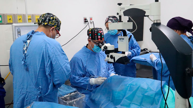 Devuelve IMSS Michoacán vista a 117 personas adultas mayores con jornadas de cirugía de cataratas 