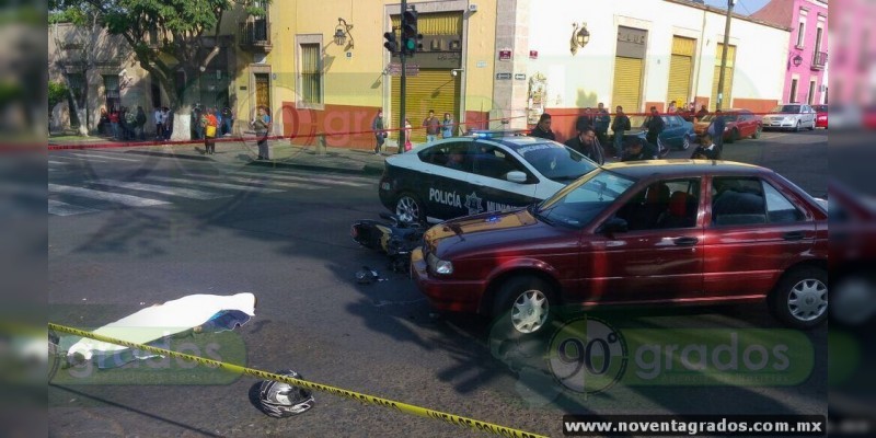 Muere motociclista al chocar con un imprudente conductor en Morelia - Foto 0 