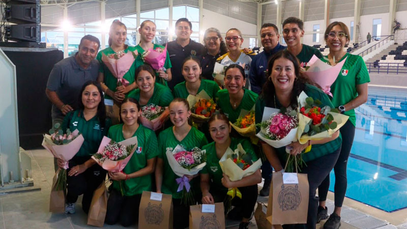 Yarabí Ávila recibe a la Selección Nacional de Natación Artística; ¡qué bonita alberca!, señalan 
