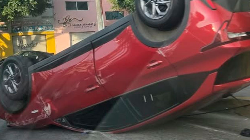 Vuelca auto en laterales de la avenida Paseo Constituyentes  