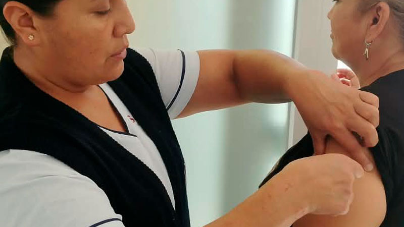 Centro de Salud de Uruapan intensifica vacunación contra sarampión y VPH 
