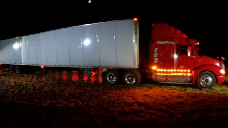 Rescatan a 9 migrantes hacinados en caja de tráiler; operativo fue ejecutado en Nuevo León 