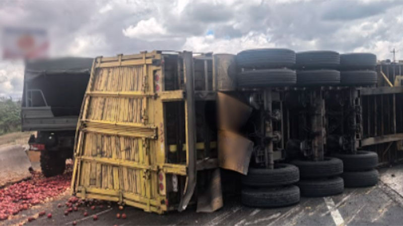 Volcadura de tráiler con 70 toneladas de manzanas bloquea autopista México-Querétaro 