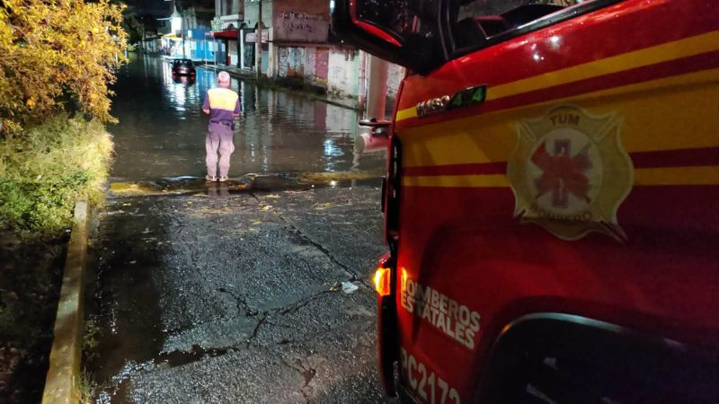 Lluvias dejan encharcamientos y un vehículo varado en Morelia 