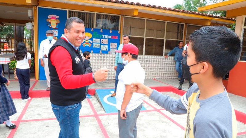 Juan Carlos Barragán transforma mil escuelas de Morelia 