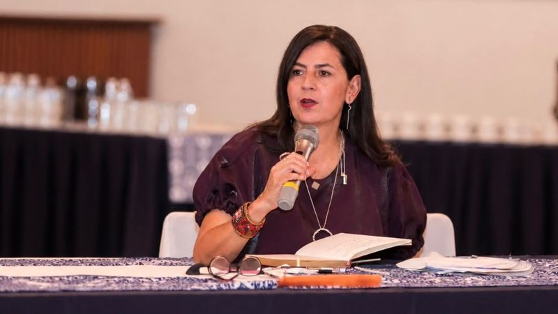 Gaby Molina respalda regulación de celulares en escuelas 