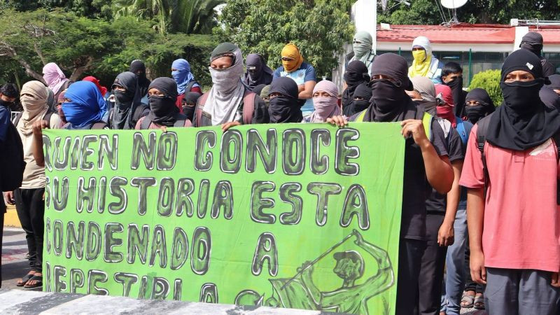Normalistas de Ayotzinapa toman nuevamente caseta de Palo Blanco en Guerrero 