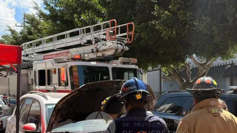 Se incendia vehículo en la colonia Juriquilla de Querétaro, Querétaro 