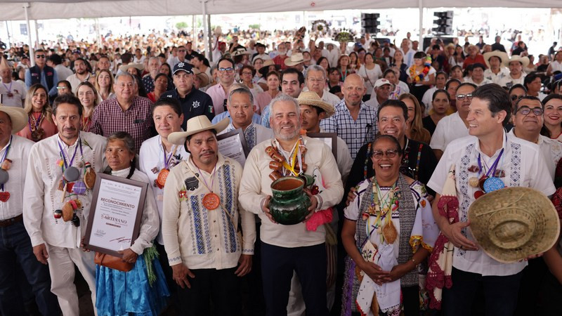 Encabeza Bedolla el 25° aniversario del Día del Artesano Michoacano; entrega 65 galardones  