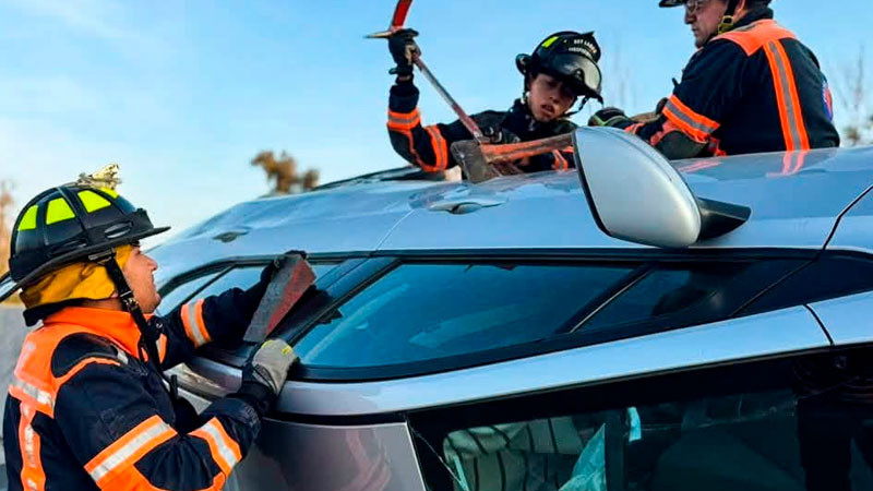 Conductor queda atrapado tras aparatosa volcadura en la autopista México-Querétaro  