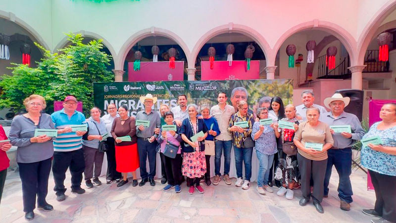 Semigrante entrega visas del programa Reencuentro Familiar y tarjetas Orgullo Migrante en Yurécuaro 