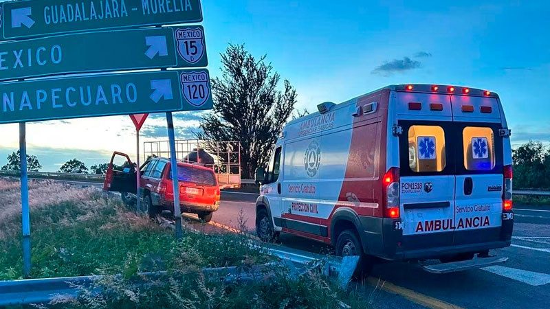 Accidente automovilístico en la Zinapécuaro-Acámbaro deja daños materiales 