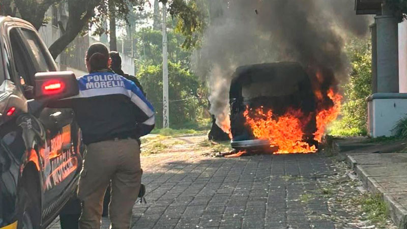 Se incendia vehículo en Morelia, Michoacán; causa sería falla mecánica 