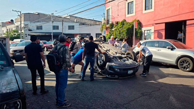Vuelca auto en avenida Circunvalación de la capital queretana; no se reportaron lesionados  