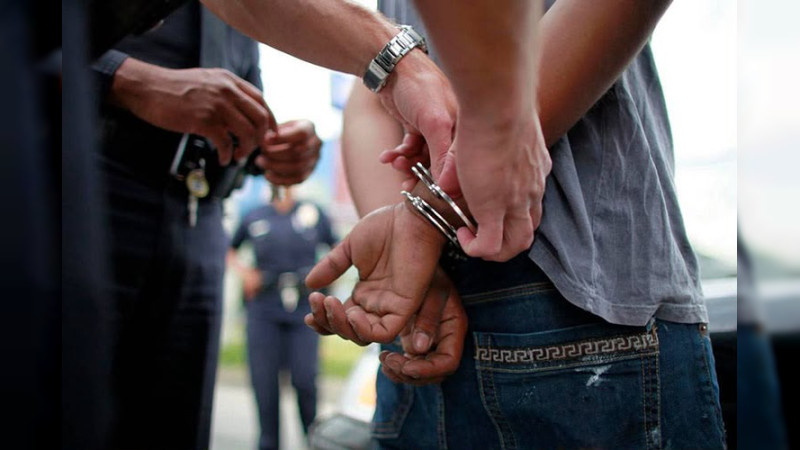 Arsenal, estupefaciente y casi 128 mil pesos escondidos: Detienen a dos en carretera de Morelos 