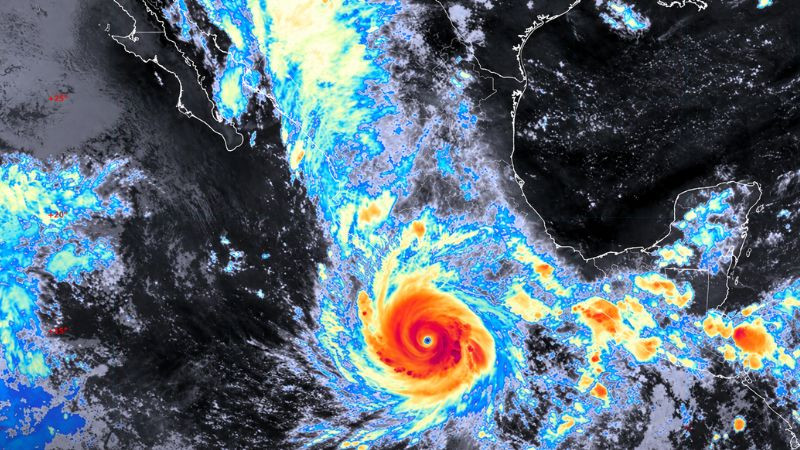 Huracán Polo mantiene lluvias intensas, fuertes vientos y oleaje en el occidente de México 