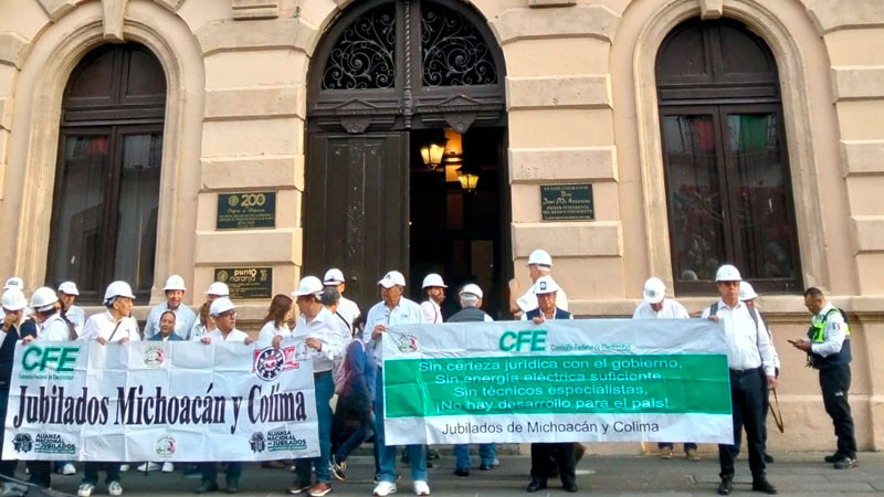 Cascos Blancos se reúnen pacíficamente frente al Congreso del Estado de Michoacán 