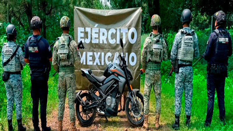 En Tingüindín, aseguran  motocicleta, armas largas y municiones 