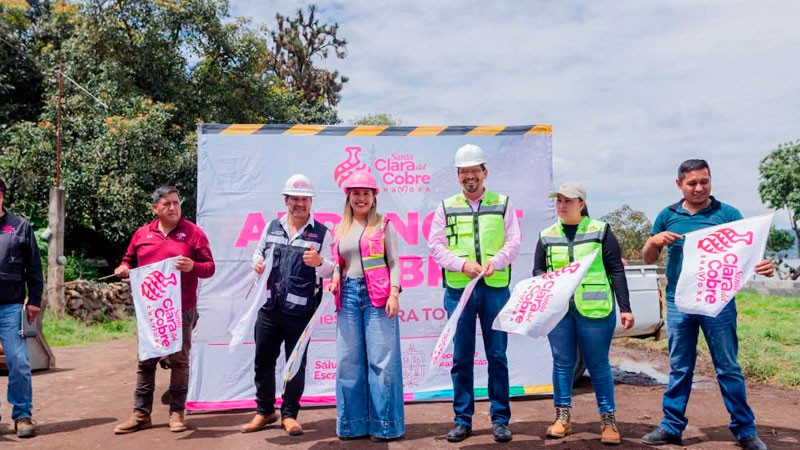 Dayana Pérez da banderazo de arranque al adoquinamiento de calle en Agua Verde 