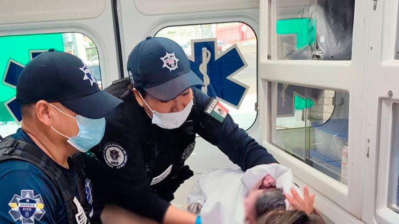 Atiende paramédicos de la Guardia Civil parto en la salida a Pátzcuaro en Morelia, Michoacán  