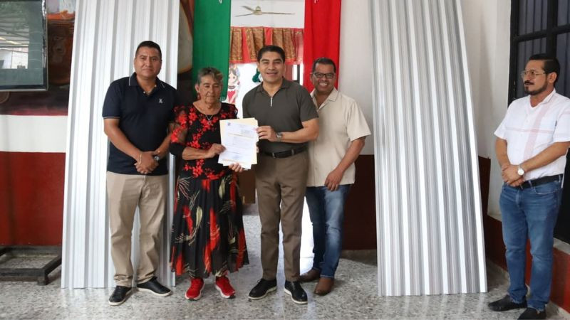 Hace entrega Pablo Varona de material para vivienda en Huetamo 