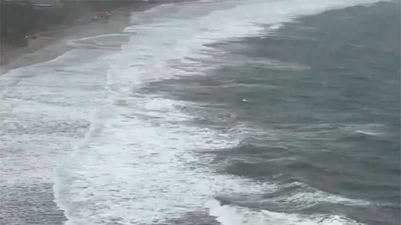 Cierran playas de Colima ante fuerte oleaje provocado por huracán "Polo" 