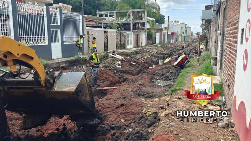 Avanza obra en la calle Valle Dorado de la colonia Valle Verde en Los Reyes, Michoacán 