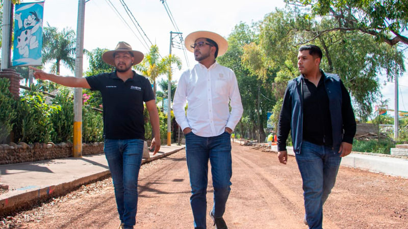 Alexis Velázquez supervisa avances de la Calle de los Balnearios 