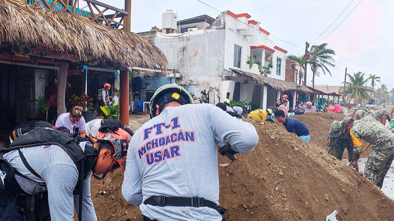 PC estatal brinda atención a familias afectadas por fuerte oleaje en Playa Azul: Raúl Zepeda 