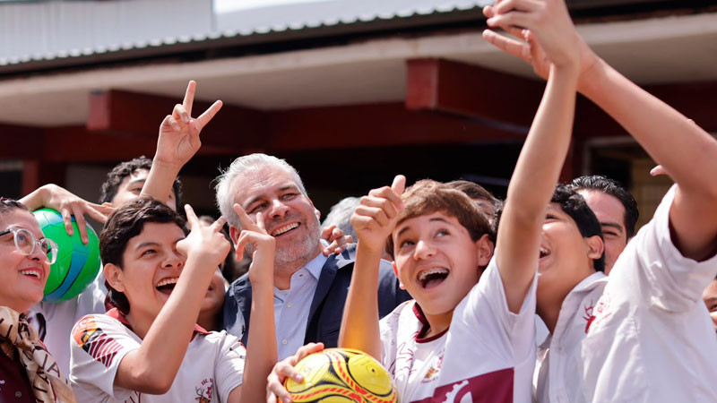 Inicia Bedolla entrega de 202 mil pares de tenis a estudiantes de secundaria 
