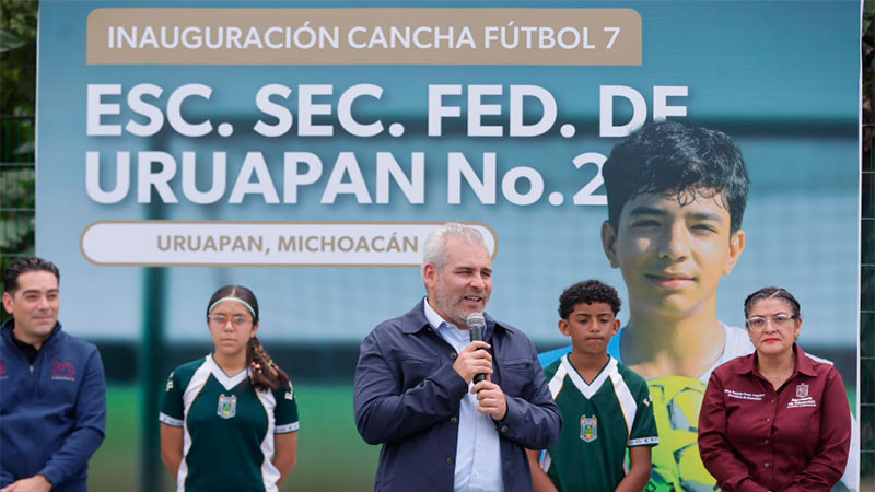 Inaugura Bedolla cinco canchas de fútbol 7 en secundarias de Uruapan 