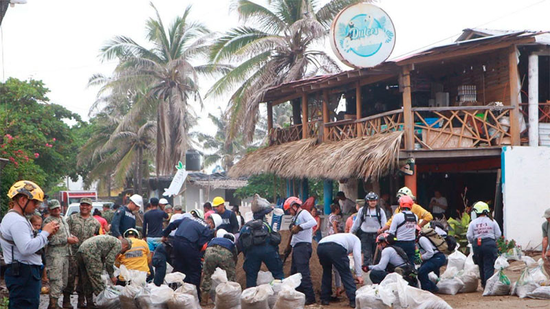 Cocinera tradicional resulta afectada por fuerte oleaje del huracán "Polo" en Playa Azul de Lázaro Cárdenas, Michoacán  