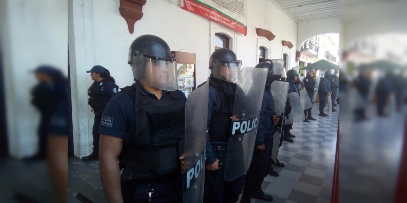 En estos momentos en Ciudad Hidalgo, polícias reciben a antorchistas  
