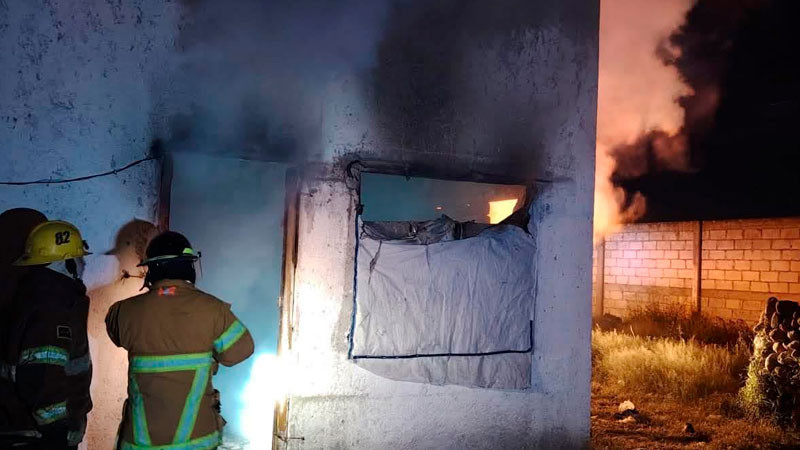 Sofocan incendio en inmueble abandonado en la autopista México-Querétaro  