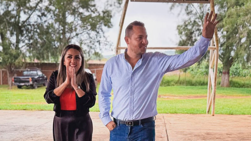 Gerardo Olloqui entrega mobiliario a la  Escuela Primaria J. Trinidad Mendoza Ceja 