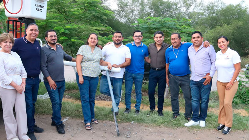 Pablo Varona construye 2 km de alumbrado público en Huetamo 
