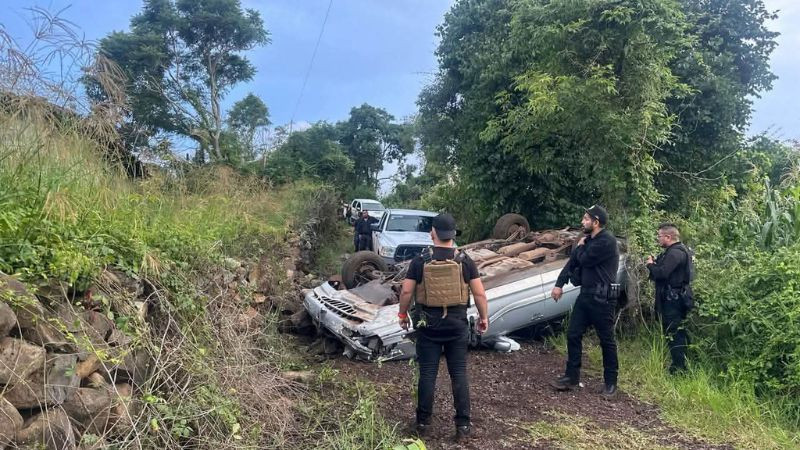 Conductor escapa tras volcar durante persecución policial en Cotija, Michoacán 