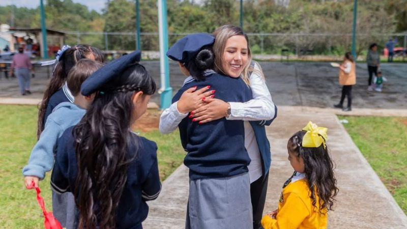 Dayana Pérez Mendoza fortalece infraestructura educativa con nueva techumbre en Santa Rita 