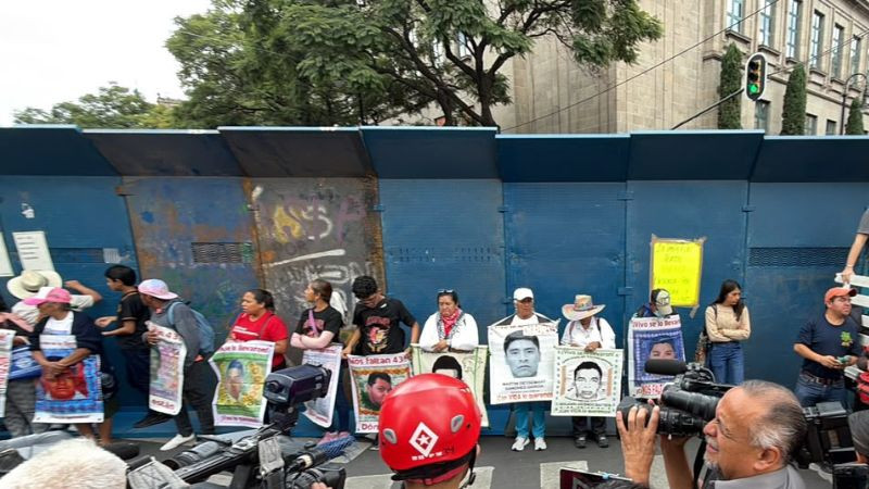 Padres de los 43  normalistas de Ayotzinapa se reúnen por primera vez con la SCJN 