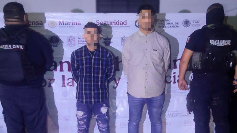 En Jacona, Michoacán tras persecución la Guardia Civil recupera vehículo robado y detiene a dos hombres en posesión de una pistola  