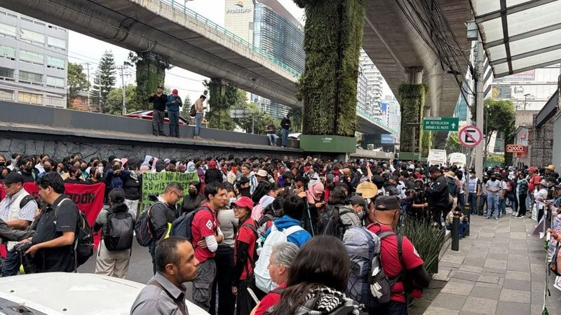 Familiares de los 43 normalistas marchan en CDMX a 12 años de su desaparición 