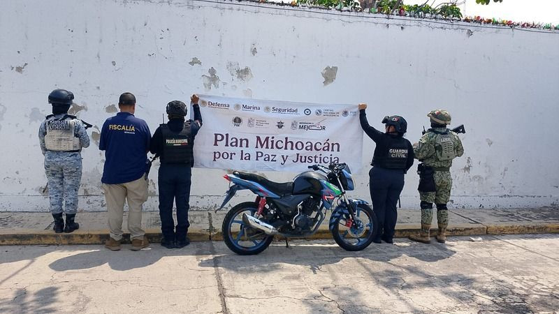 Aseguran cuatro vehículos con reporte de robo y alteraciones en sus medios en Apatzingán, Michoacán 