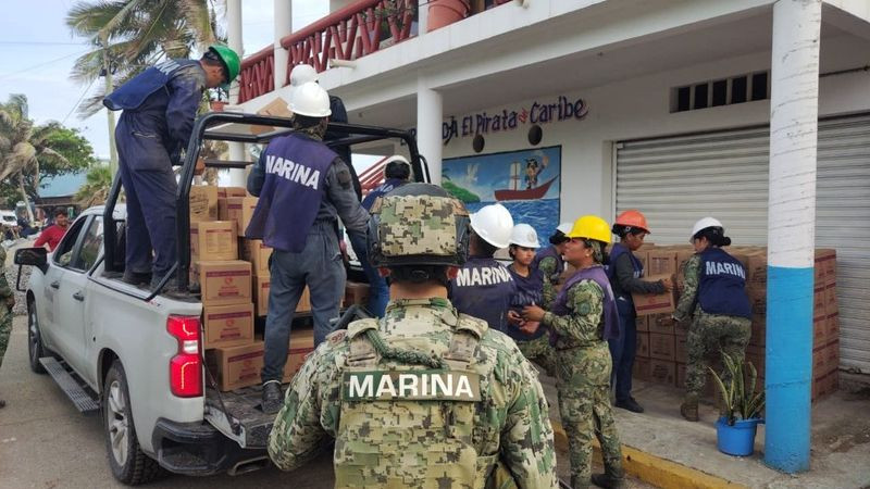 En la costa michoacana levantan barreras con más de 2 mil costales para contener el oleaje 
