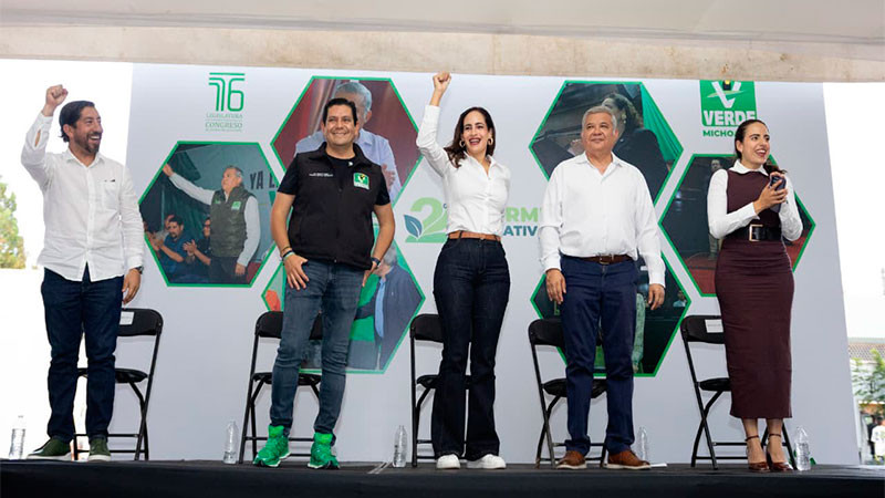 Presentan Sandra Arreola y Juan Antonio Magaña de la Mora informe del segundo año legislativo en Morelia  