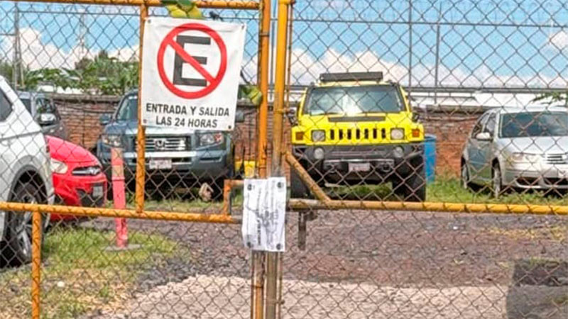 Clausuran dos lotes de autos en la Avenida Francisco J. Múgica de Morelia, Michoacán 