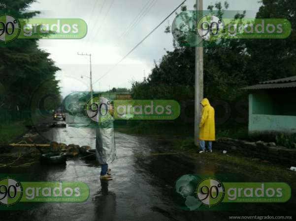 Instalan barricadas en Ucareo, Michoacán, tras detención de habitantes - Foto 9 
