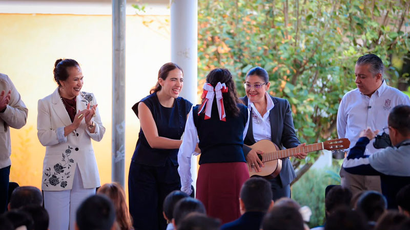 Guitarras de Paracho llegan a jóvenes de Morelia para fortalecer su talento y construir entornos de paz: Giulianna Bugarini 