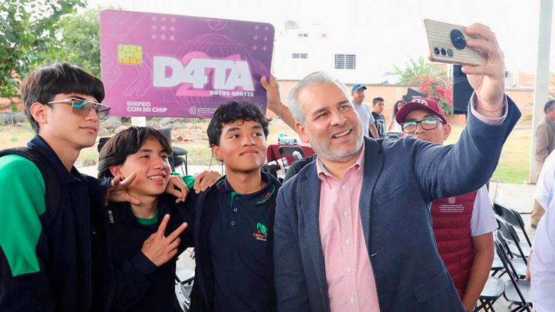 Entrega Bedolla chips D4TA datos gratis a estudiantes del Cecytem en Morelia 