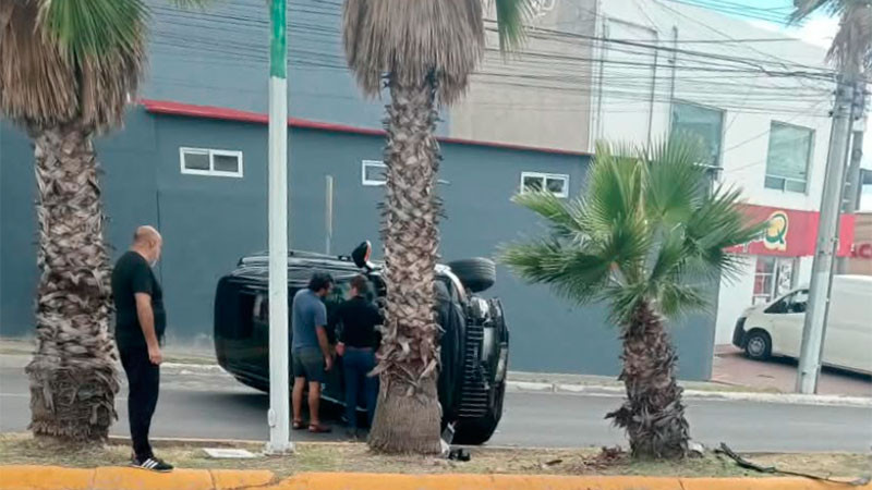 Camioneta vuelca por exceso de velocidad en la colonia Misión Candiles de Corregidora, Querétaro 